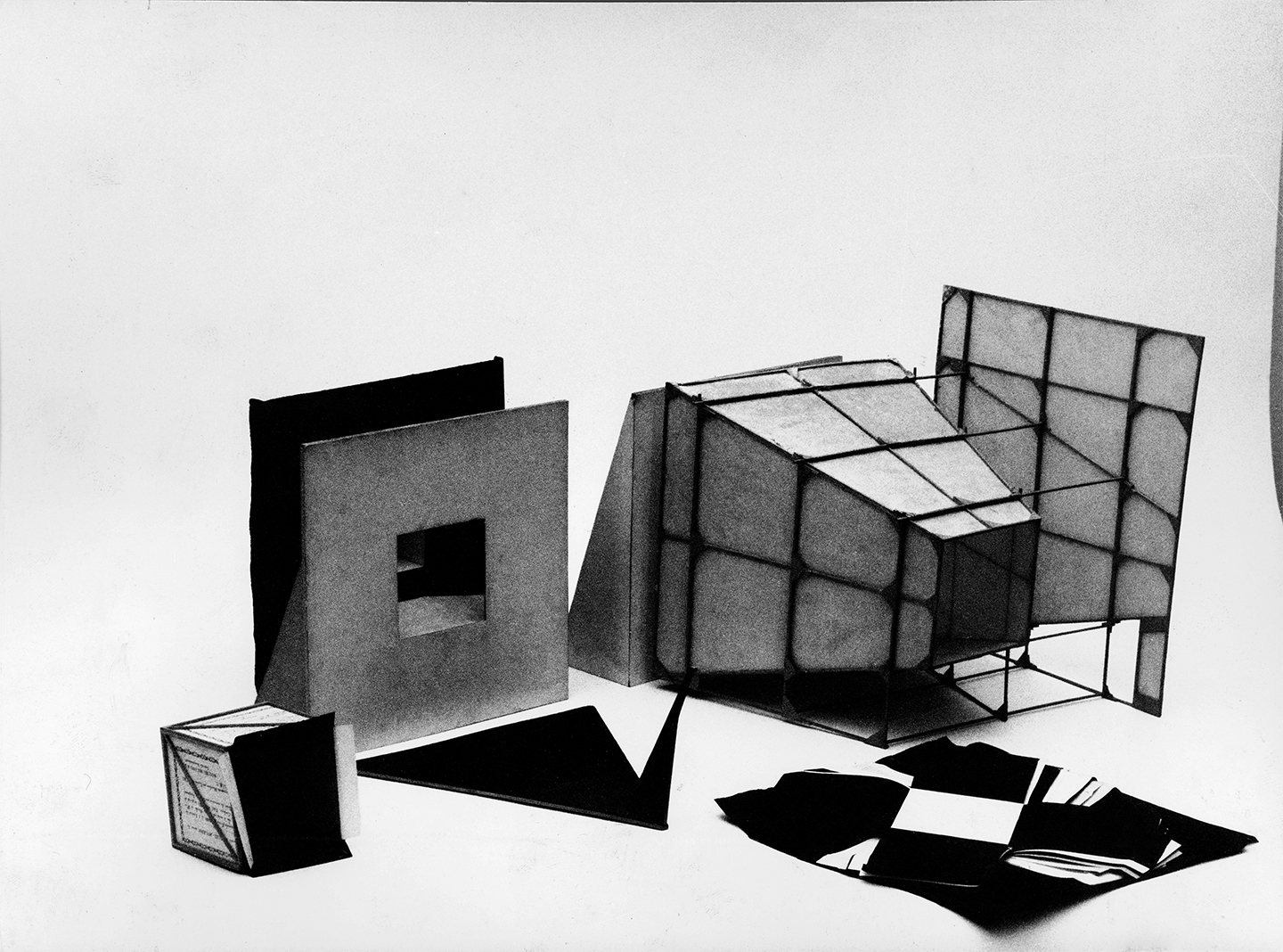 Equipment for research on colour and volume relations. 1952. Photo attributed to Paolo Monti. Courtesy of the Design Museum